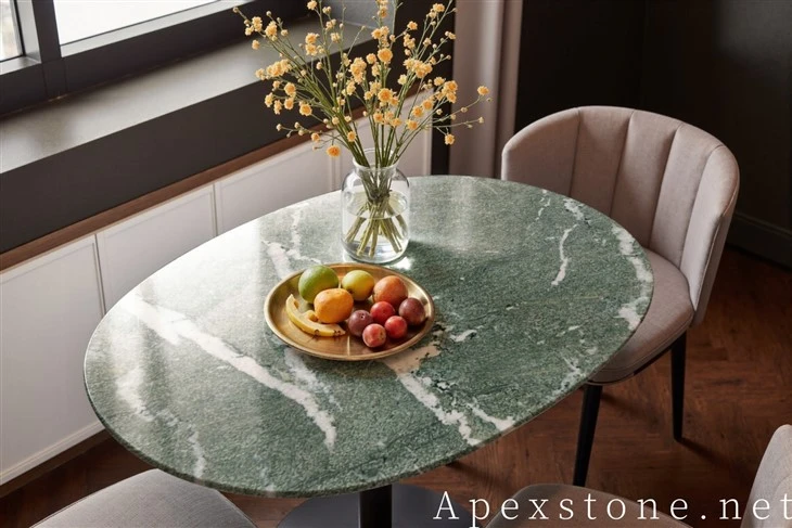 Petite table basse en marbre vert rond